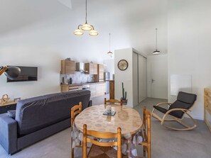 TV - Modern Lodge 5 Mins from Town Center with Private Parking & Gardens (Cauterets)