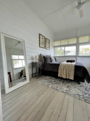 2 soverom, skrivebord, strykejern/-brett og wi-fi