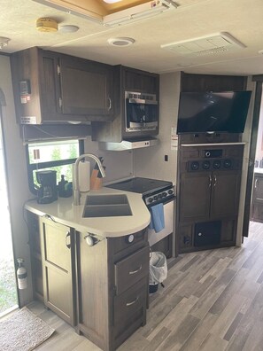 冷蔵庫、電子レンジ、オーブン、コンロ