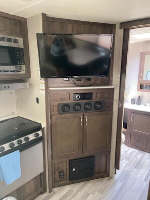 Fridge, microwave, oven, stovetop - Cozy Caravan near Capitol/FSU/FAMU with AC and WiFi in Charming Tallahassee (Tallahassee)