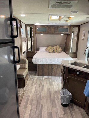 1 bedroom, iron/ironing board, free WiFi, bed sheets - Cozy Caravan near Capitol/FSU/FAMU with AC and WiFi in Charming Tallahassee (Tallahassee)