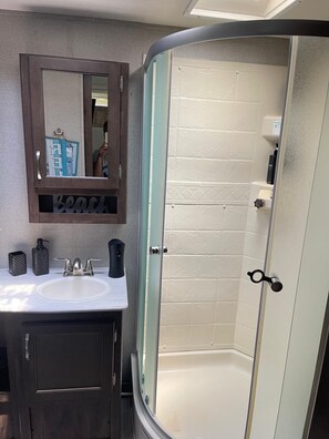 Shower, hair dryer, towels, soap - Cozy Caravan near Capitol/FSU/FAMU with AC and WiFi in Charming Tallahassee (Tallahassee)