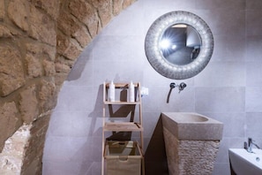 Room | Bathroom | Shower, rainfall showerhead, hair dryer, bidet - Saint Michel Room by Wonderful Italy (Bari)