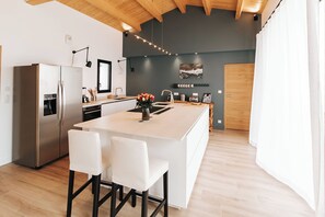 Een koelkast, een microgolfoven, een oven, een kookplaat