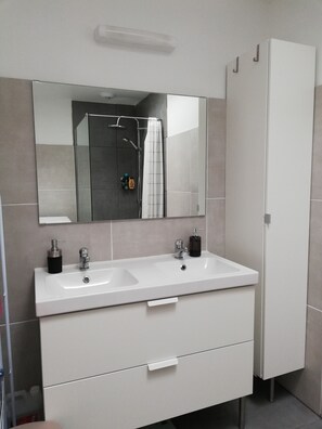 Haartrockner, Handtücher, Seife, Toilettenpapier