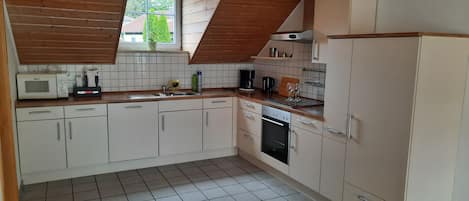 Frigorifero, microonde, forno, piano cottura