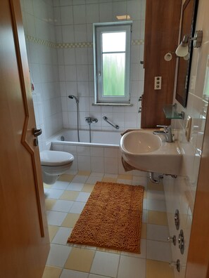 Haartrockner, Handtücher, Seife, Toilettenpapier