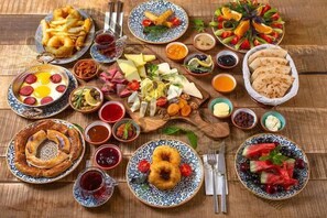Free daily buffet breakfast - Tulpar Ay Villaları  (Kemer)