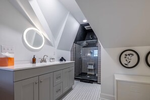 Bruser, hårtørrer, håndklæder