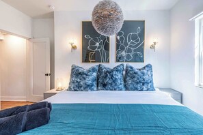 3 slaapkamers, een bureau, een strijkplank/strijkijzer, reisbedje