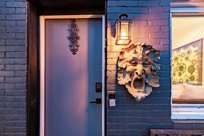 Charming private entry with warm lighting and unique artistic flair - King Bed | Vinyl Records | Arcade | Free Parking (Pittsburgh)