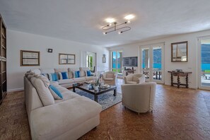 Fernseher, Kamin, DVD-Player, Stereoanlage