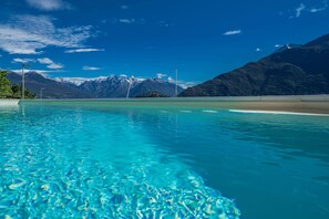 A clear blue pool with a mountain backdrop. - Villa L'angelo Del Lario - by BelcantoVillas (Calozzo)