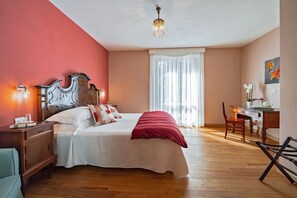 Ein Schlafzimmer mit einem hölzernen Bett, einem Schreibtisch und einem Stuhl.