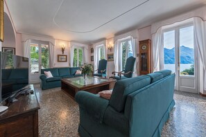 Televisión, chimenea, futbolito, estéreo