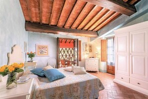 2 quartos, ferros/tábuas de passar roupa, berço de viagem