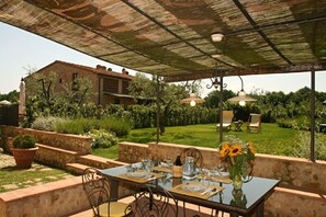 Outdoor dining - Country Resort Tavarnelle #5 - by Belcantovillas (Tavarnelle Val Di Pesa)