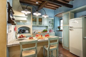 Fridge, microwave, oven, stovetop - Country Resort Tavarnelle #5 - by Belcantovillas (Tavarnelle Val Di Pesa)