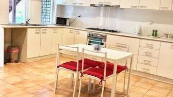 Frigorífic, microones, forn i placa de cuina