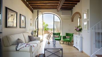 Télévision, cheminée, baby-foot