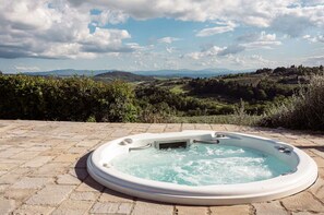 Outdoor spa tub - Villa Gazebo - By Belcantovillas (Tavernelle In Val Di Pesa)