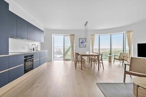 Fridge, oven, stovetop, dishwasher - 35th Floor Panorama Ocean View Apartment (Aarhus)