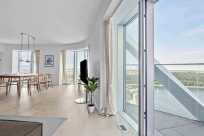 Dining - 35th Floor Panorama Ocean View Apartment (Aarhus)