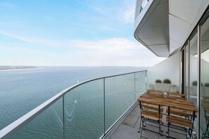 Outdoor dining - 35th Floor Panorama Ocean View Apartment (Aarhus)