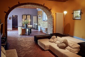 Fernseher, Kamin, DVD-Player, Stereoanlage