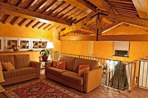 Fernseher, Kamin, DVD-Player, Stereoanlage