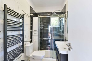 Secador de cabelo, toalhas de banho, sabonete, papel higiênico