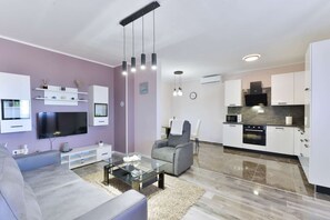 TV - Holiday home Beata (Posedarje)