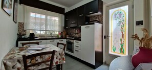 Frigorifero, forno, piano cottura, lavastoviglie