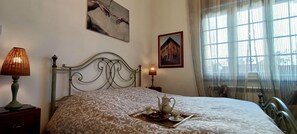 1 habitación, tabla de planchar con plancha y cuna de viaje