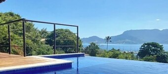 Linda Casa em Ilhabela, com Vista Para o Mar, e 5 Minutos a pé da Praia