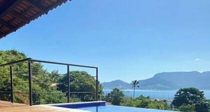 Linda Casa em Ilhabela, com Vista Para o Mar, e 5 Minutos a pé da Praia