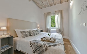 1 habitación, tabla de planchar con plancha y cuna de viaje 