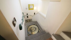 Een trap met een decoratieve metalen balustrade en een patroon vloer.