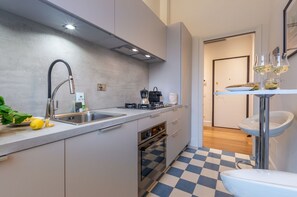 Kühlschrank, Mikrowelle, Ofen, Herdplatte