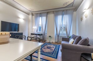 Fernseher, Kamin, Stereoanlage