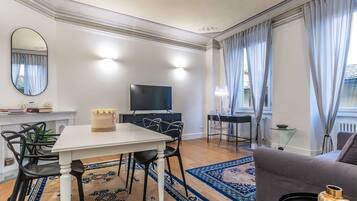 TV, caminetto, impianto stereo