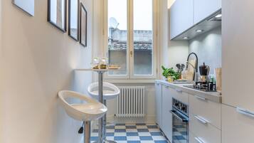 Frigorifero, microonde, forno, piano cottura