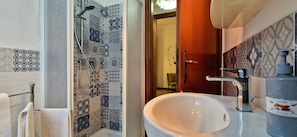 Douche, articles de toilette gratuits, sĂšche-cheveux, peignoirs