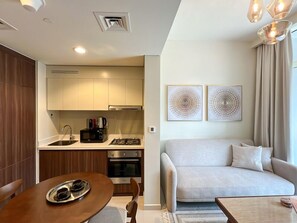 Deluxe Apartment, 1 Bedroom, Lake View | Private kitchen