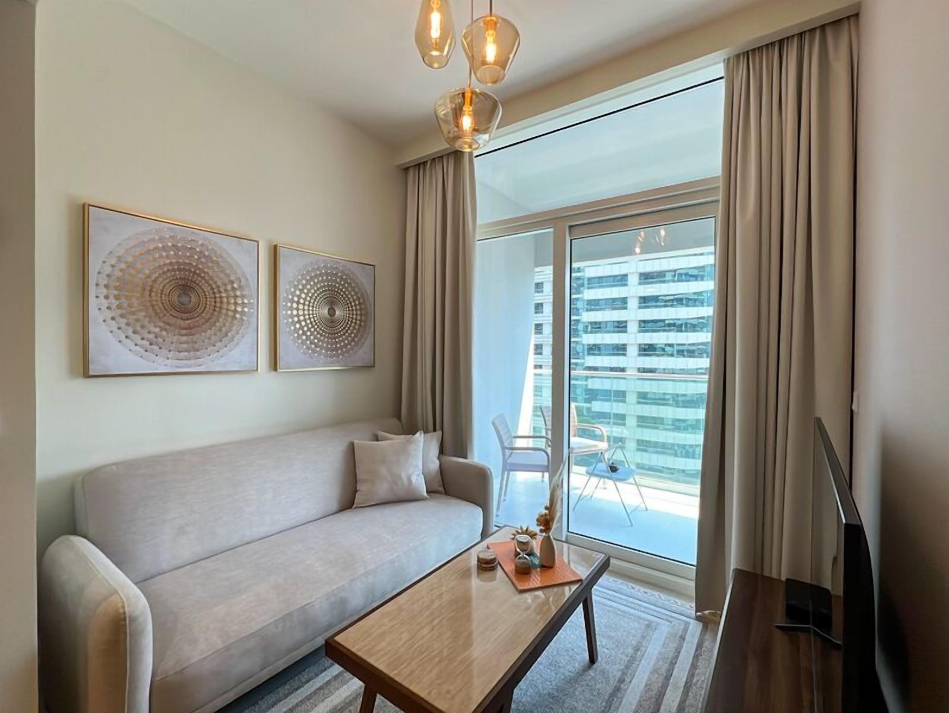 华丽公寓, 1 间卧室, 湖景 | 起居区 | 50-英寸智能电视（配备数码频道）