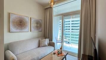 Deluxe-Apartment, 1 Schlafzimmer, Seeblick | Wohnbereich | 50-Zoll-Smart-TV mit Digitalempfang