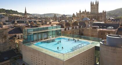 Cosy Georgian cottage, very central, newly renovated, with a courtyard, sleeps 3