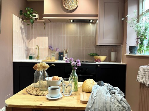 Cosy Georgian cottage, very central, newly renovated, with a courtyard, sleeps 3