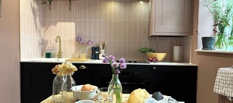 Cosy Georgian cottage, very central, newly renovated, with a courtyard, sleeps 3