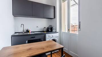 KĂŒhlschrank, Herdplatte, Wasserkocher mit Kaffee-/Teezubehör